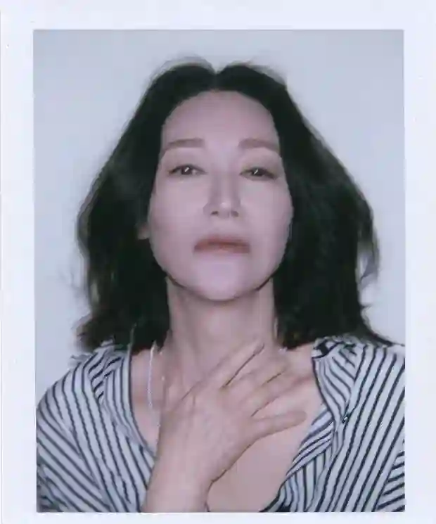 条纹衬衣搭配短发拍摄撕拉片 惠英红诠释酷飒与活力并存的时尚感