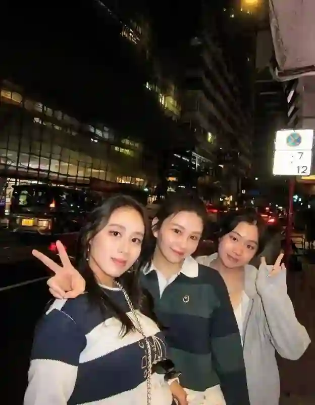 56岁邱淑贞与22岁女儿同框，母女感情深厚，气质令人惊艳