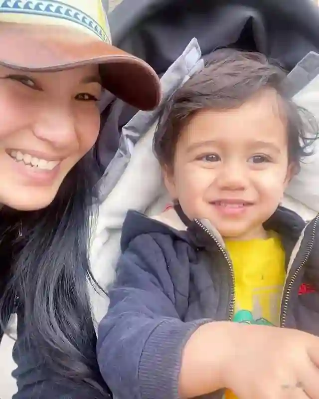 郑佩佩女儿近况曝光：和妈妈超像，在美国当老师，混血儿子很可爱