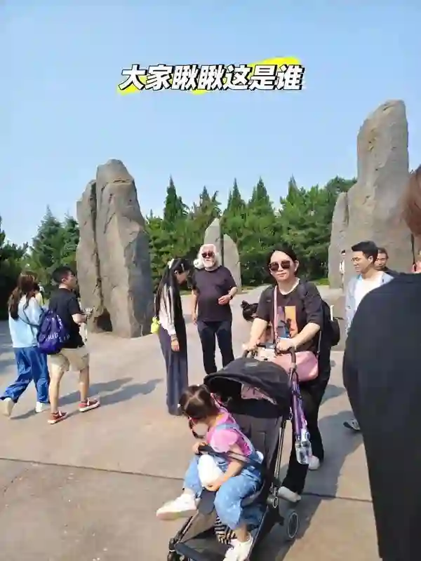 74岁张纪中黑脸训斥老婆：3个保姆都不敢劝架，游客也被吓的远离