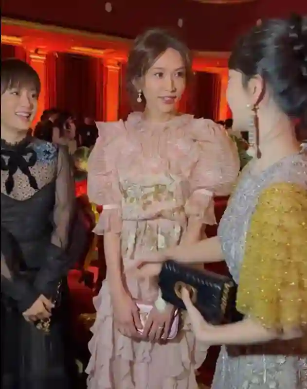 孙杨玲同框炸场！51 岁林志玲天鹅颈杀疯，碾压式优雅看呆全网