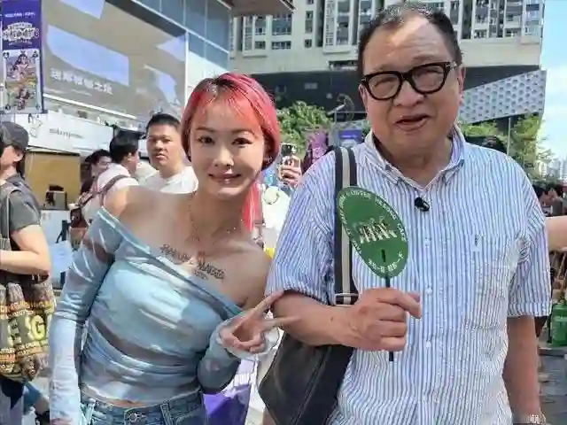 76岁许绍雄现状：现身广东寻根，打扮低调富态，妻女年轻又貌美