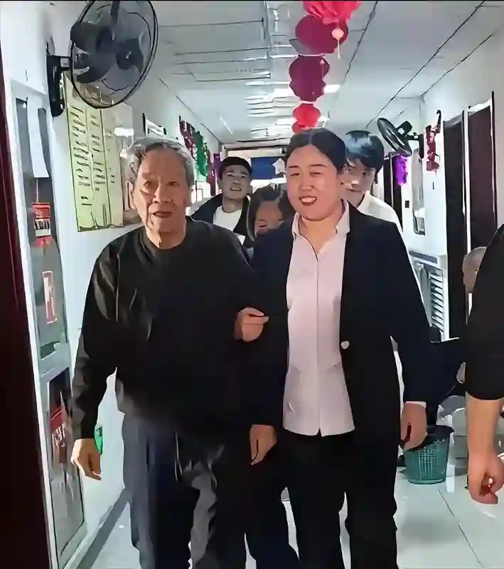 恩爱了11年，79岁的王奎荣开始衰老萎缩，42岁的饶芯语正绚烂如花