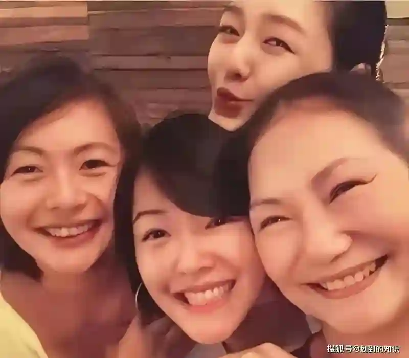 大S去世3个月后，小S搬去和S妈同住，接替大S和大姐一起照顾S妈