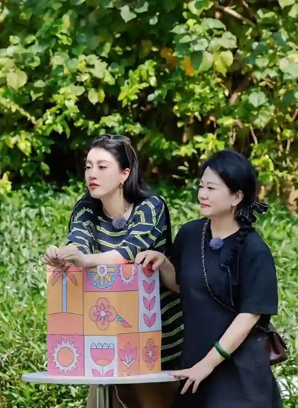 李嘉格终于说实话，和婆婆价值观一致，亲妈却成了陌生人