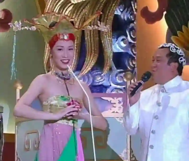 未婚独居、身价过亿，50岁佘诗曼，才是真正的狠人