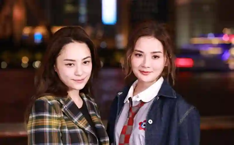 阿娇44岁宁波站台穿白衬衫遭疑似孕妇，四万包包引围观，现场气氛火热！
