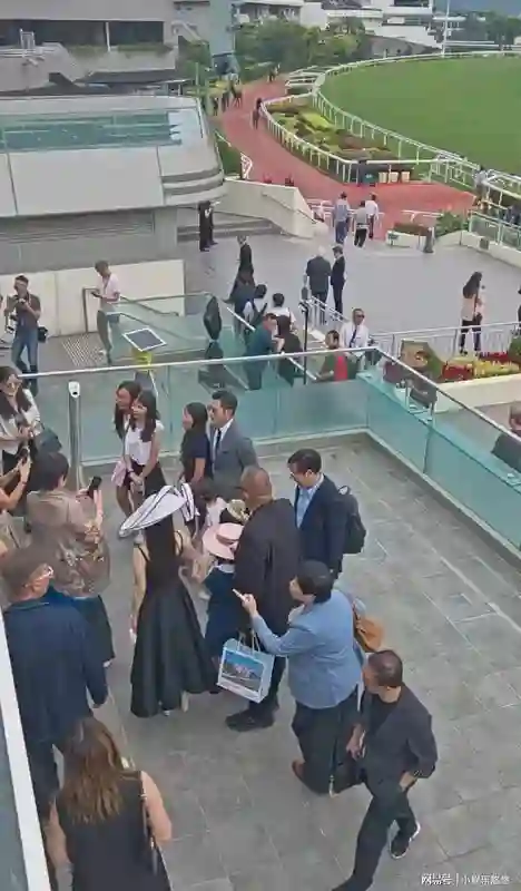 尴尬！大家只找郭富城合影，方媛打扮绝美被晾一边，天王嫂空头衔
