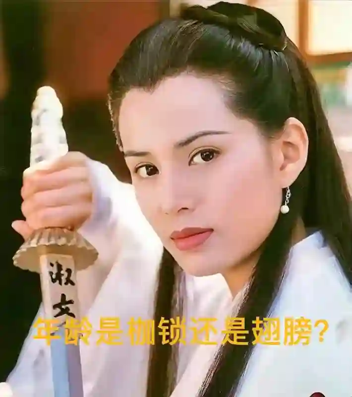 59岁小龙女李若彤：甜品店笑成少女，活得太带劲！