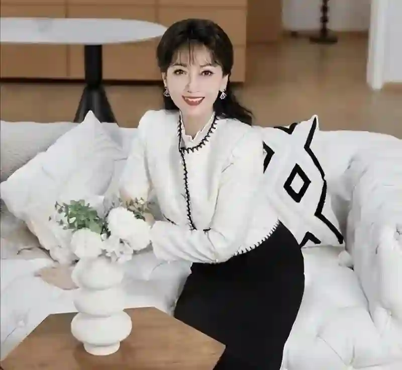 每个家庭都有苦衷，72岁的赵雅芝为何不敢退休，为了养活一家5口