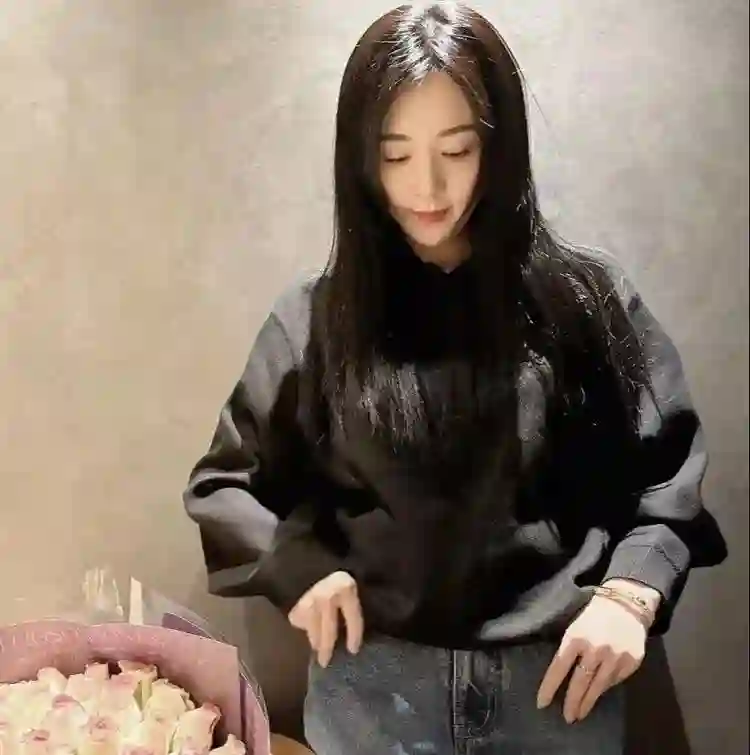 俞灏明官宣结婚！发文引争议，王晓晨沉默不回应，疑似分手求复合