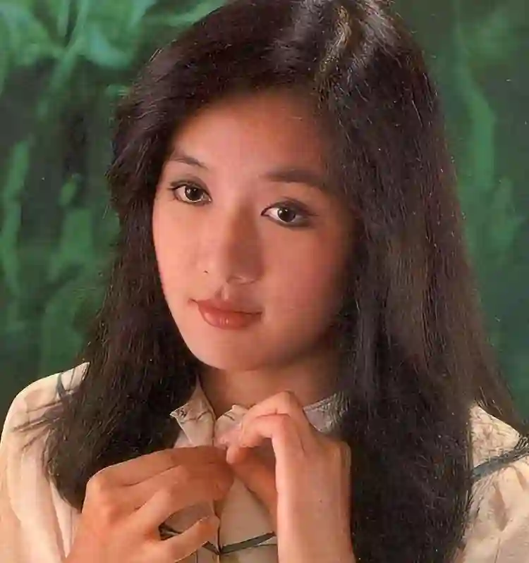 成龙第二个私生子曝光！她与林青霞齐名，带子嫁人，过往生活被扒