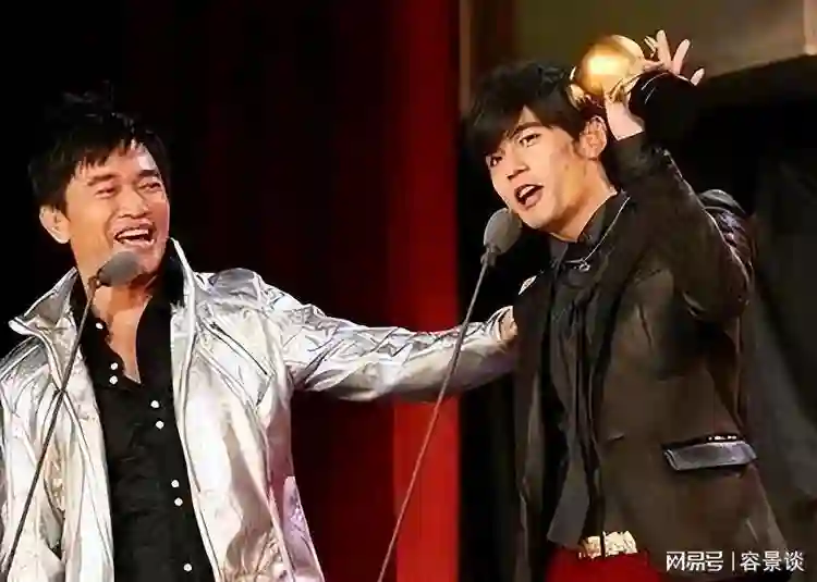 46岁周杰伦近况曝光，脸部憔悴走路需要人扶，刘畊宏的话应验了