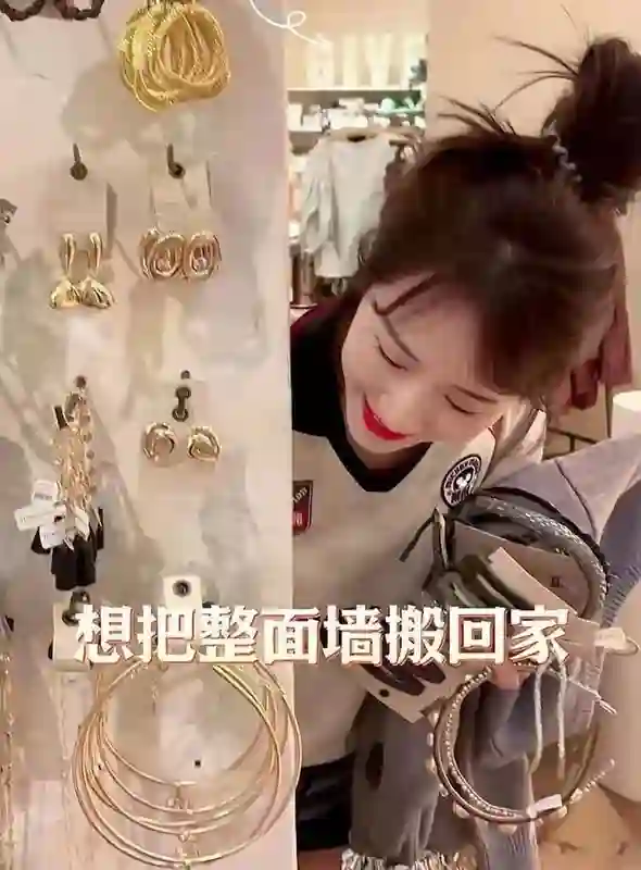 李念高质量生活曝光，疯狂购物，和闺蜜刘芸一起开奔驰车去游玩