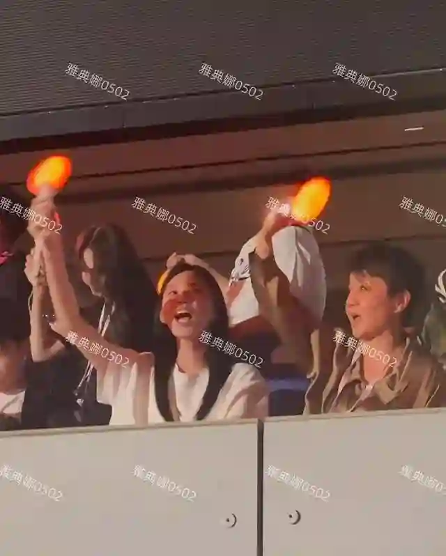 周杰伦演唱会偶遇奚梦瑶和婆婆梁安琪，婆媳俩挥动荧光棒全程开心
