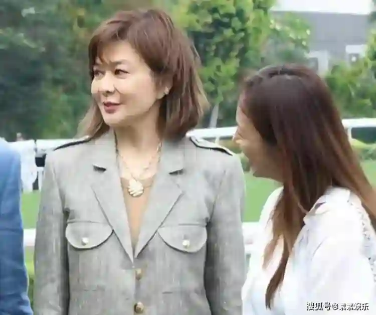 62岁关之琳出席赛马活动笑容温婉，举手投足之间散发从容魅力