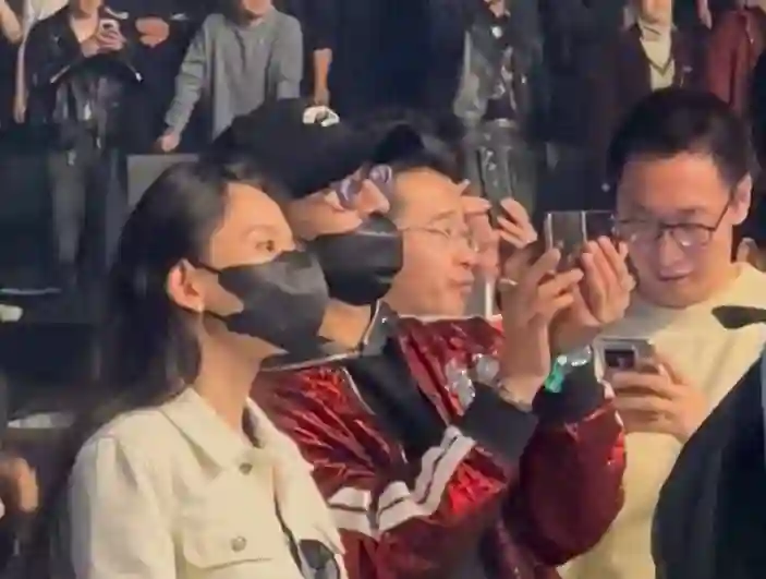 34岁汪峰女友森林北桂林美照惊艳，大长腿“柯基臀”引热议，未来或将低调完婚？