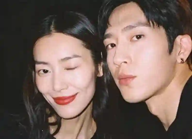 刘雯和井柏然已领证结婚？逛街恩爱甜蜜，女方事业越来越好！