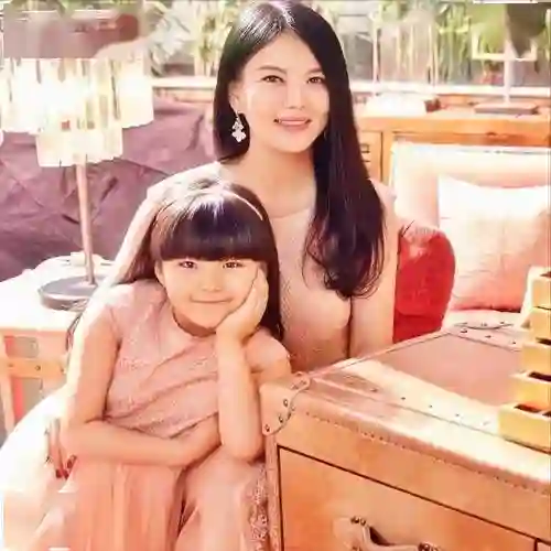 49岁李湘英国看马赛，母女俩穿透视装引热议，被嘲像两个老姐妹