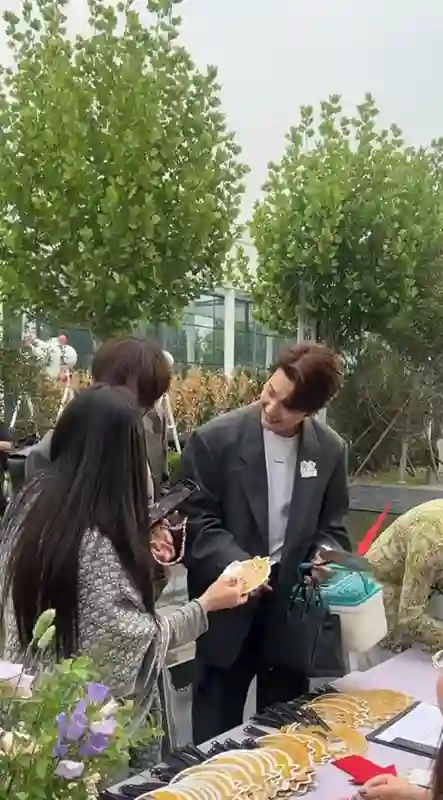 张檬产后35天参加婚礼，哺乳期没化妆，儿子交给俩护士照顾很省心
