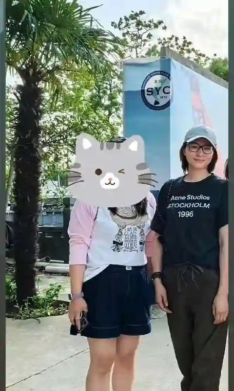 51岁董卿带儿子五一游苏州！打扮休闲，仪态优雅央视范儿一点没变