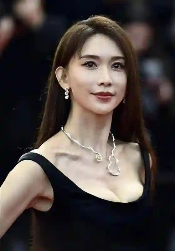 宝格丽晚宴暴露咖位！刘亦菲被边缘化，lisa靠边站，C位当之无愧