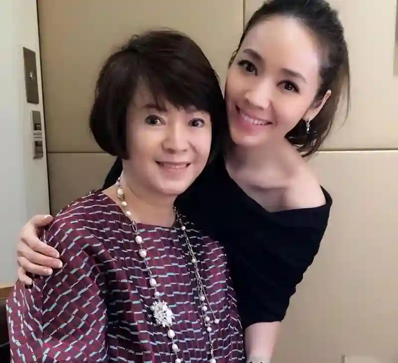 面相变了！看到47岁一脸国泰民安的侯佩岑，才明白昆凌“差”在哪