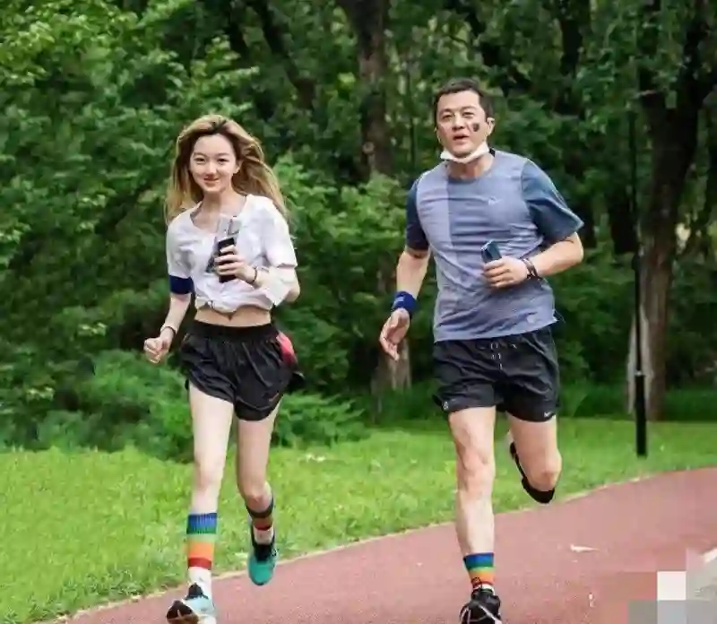 李嫣惊艳蜕变，兔唇消失颜值翻倍，王菲李亚鹏骄傲女儿风采尽显