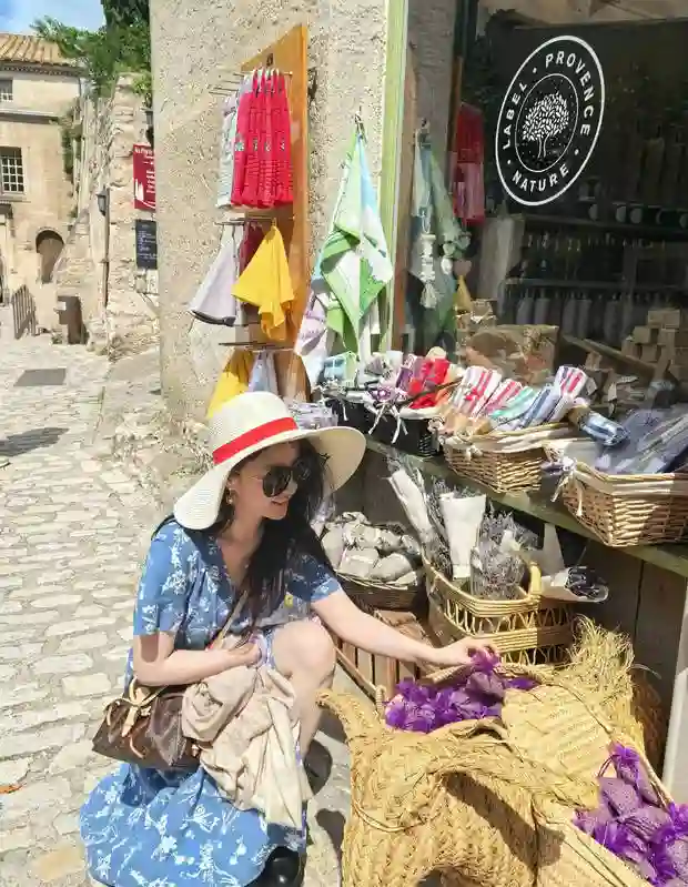 刘亦菲蓝裙碎花配素颜，清新明媚似少女