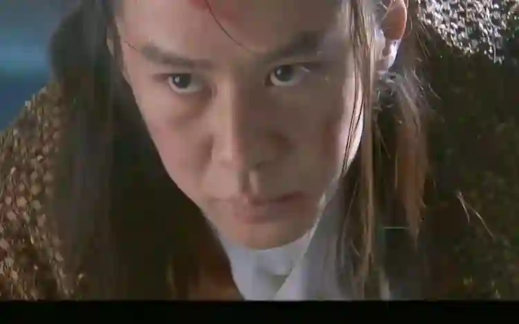 梁洛施庆祝37岁生日，男友送99朵玫瑰示爱，她脸上的笑容好娇羞