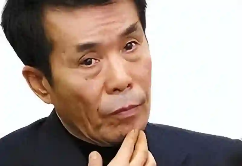 76岁何庆魁被儿子直播“背刺”：他嫖不动了，每个月给1万块够花