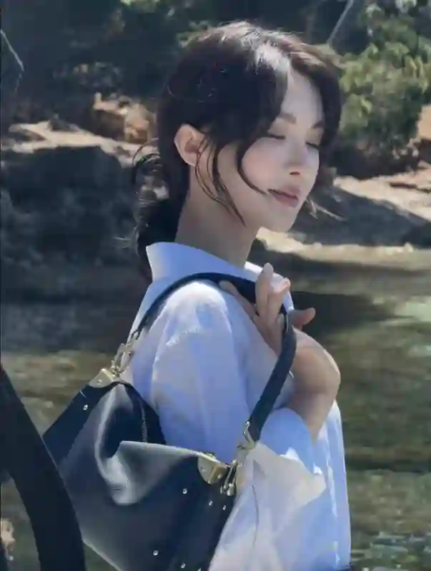 金晨发布海上大片：穿衬衫很有姐姐范儿，但变化太大颜值“成迷”