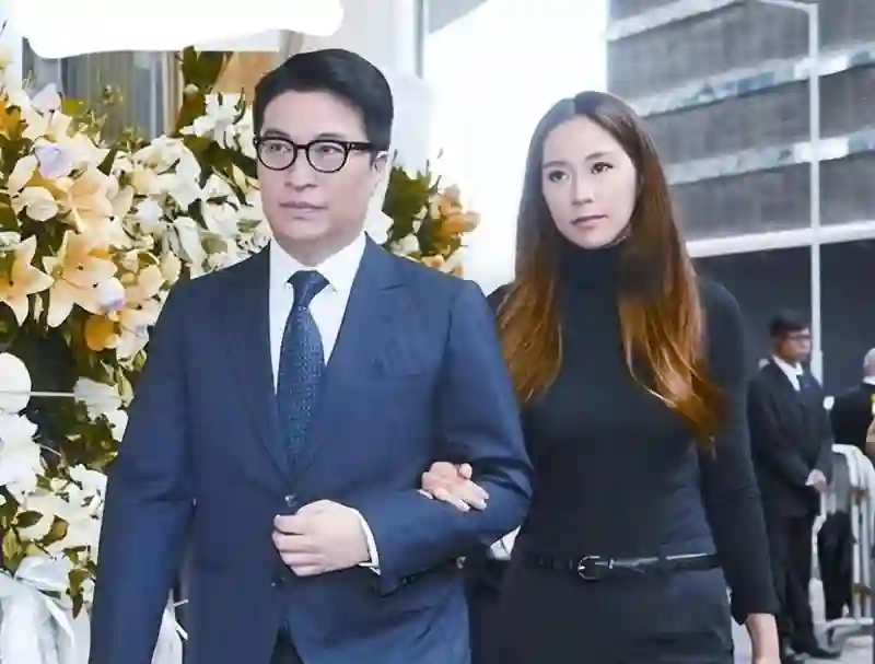 她14岁就长得“倾国倾城”，被富豪花8亿娶回家，8年生下4个娃娃