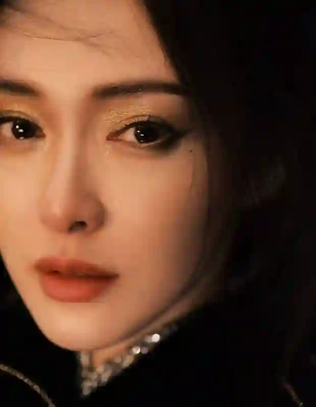 唐嫣身着修身黑裙勾勒曼妙曲线，鎏金眼妆解锁酷飒高级感