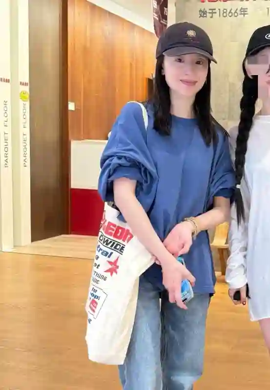 45岁董洁回大连老家被偶遇，带爸爸挑选进口木地板，豪宅疑似重新装修
