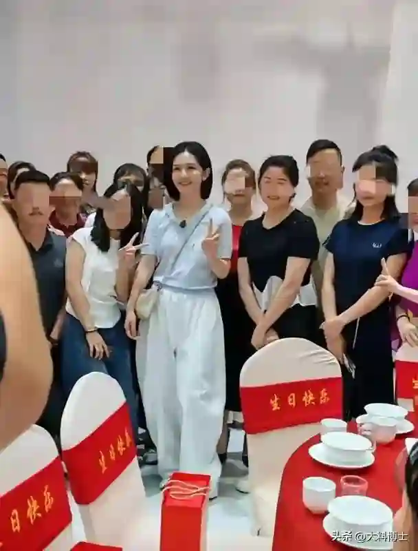 谢娜二舅生日宴曝光，摆了十几桌好热闹，谢娜和父母现身成焦点