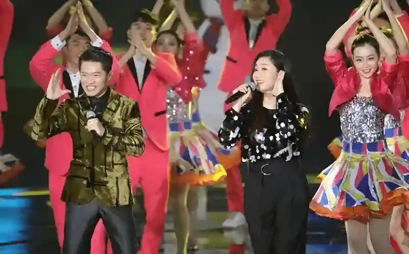 普思传奇玲花在演唱会上深鞠躬道歉，无一人退票，曾毅偷偷抹眼泪