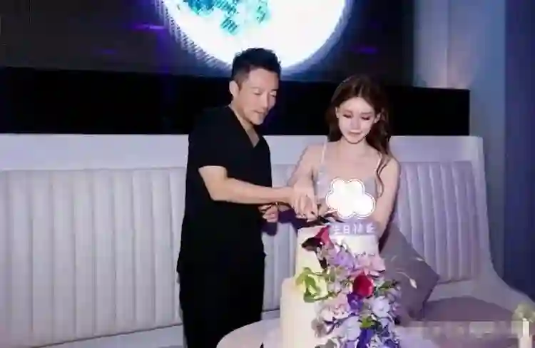 汪小菲为马筱梅高调庆生，对比14年前大S生日细节，差距一目了然