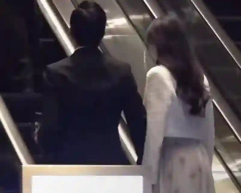 郭富城携方媛赴豪门婚宴！天王热聊全场，娇妻独坐玩手机太心疼！