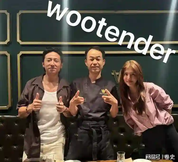 吴千语和老公在韩国吃烤肉，施伯雄身材好壮硕，整个人沧桑了好多