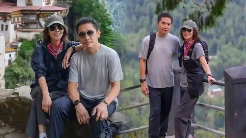梁朝伟刘嘉玲泰国度假，两人结婚多年恩爱如初，刘嘉玲美腿抢镜
