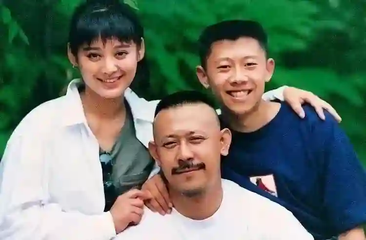 离婚两年，汪峰用求婚规格给宁静庆生，彻底撕碎章子怡最后的体面