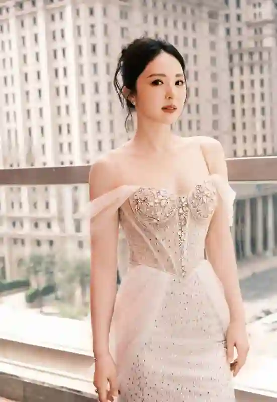 董璇泳池畔饮椰水笑容灿烂，一袭礼裙勾勒曼妙身姿尽显惬意
