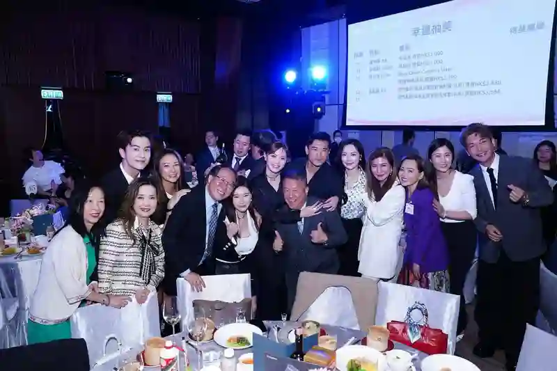 四料港姐冠军传遭冷遇，出席晚宴依偎曾志伟，疑暗搭百亿富二代跻身上流圈