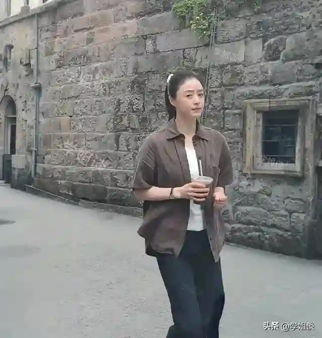 蒋欣素颜游玩脸部松垮像大妈！网友骂：还冲人瞪眼撇嘴，架子挺大