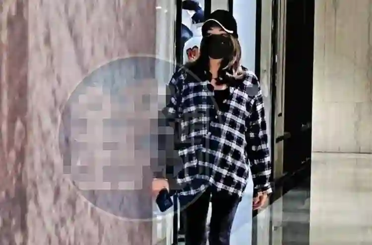 40岁许玮甯孕肚首曝光！台媒称她怀孕超7个月，轻抚巨肚母爱满满