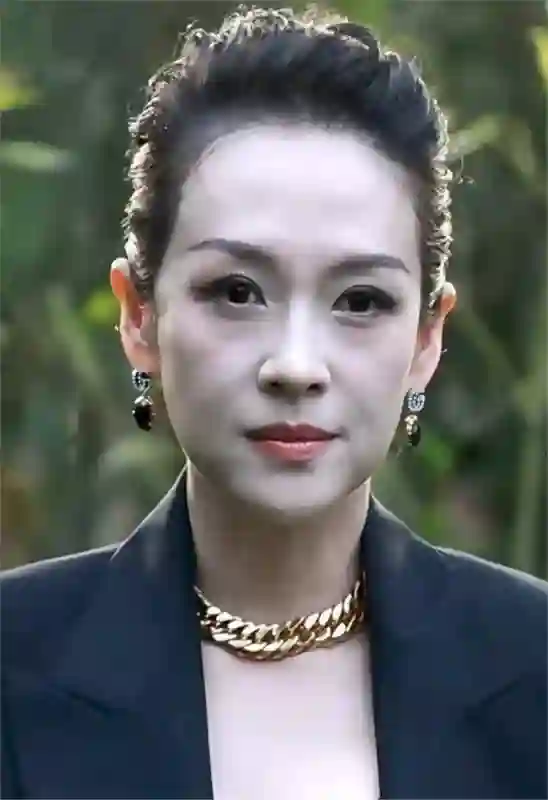 46岁章子怡参加活动，盘发+黑西装似女企业家，眼神带着一股狠劲