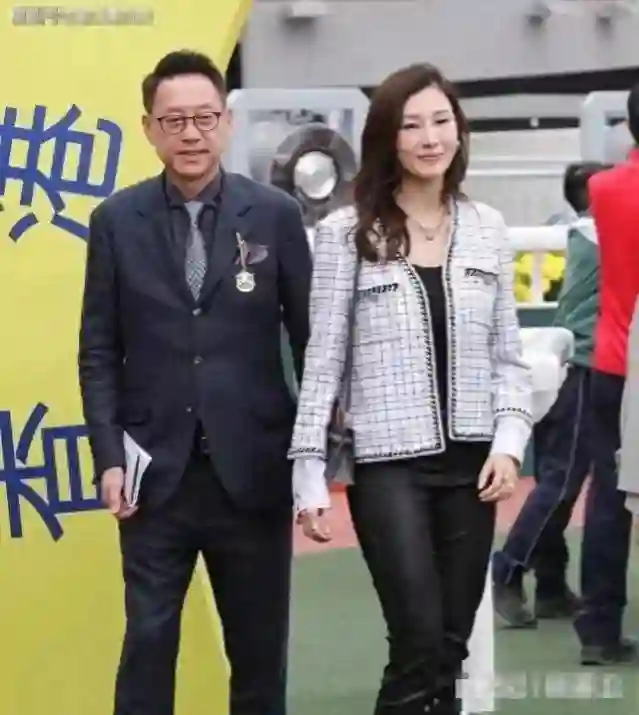 李嘉欣夫妇罕见同框！54岁脸部却紧致似少女，老公许晋亨老态明显