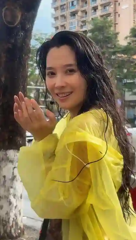 汪峰新欢泼水节引热议，素颜湿身美上热搜，网友：老汪眼光真绝了