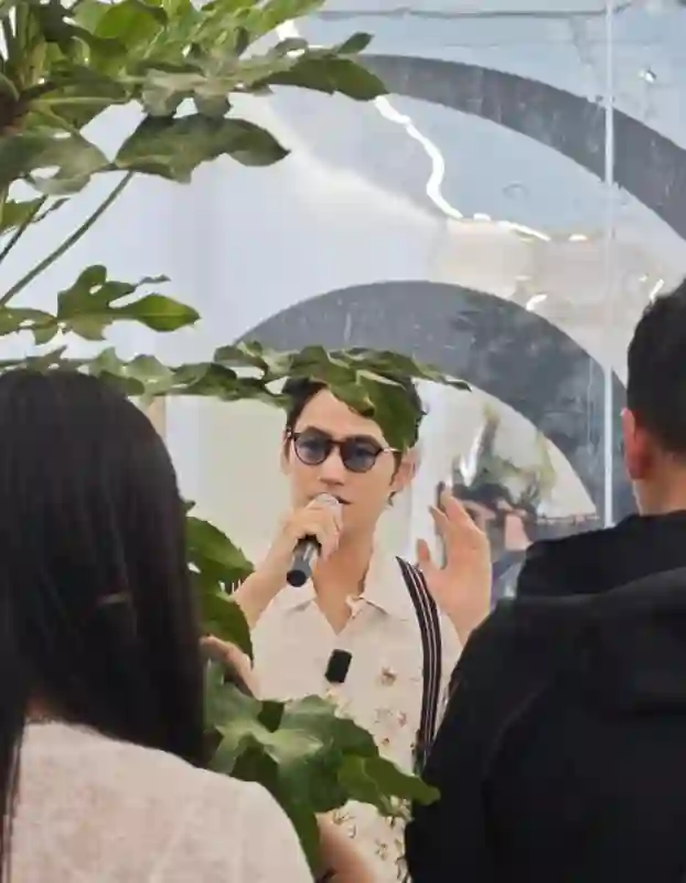 张歆艺袁弘一家看展，婆婆帮带娃真幸福，6岁儿子瘦高个颜值好高